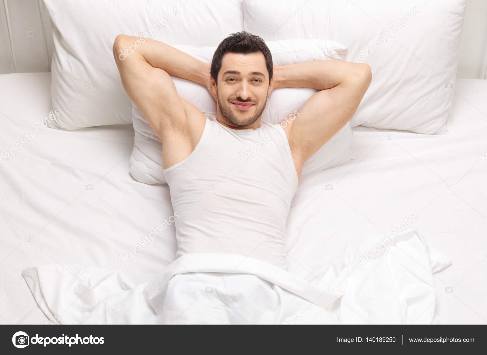 Радостный мужчина на кровати